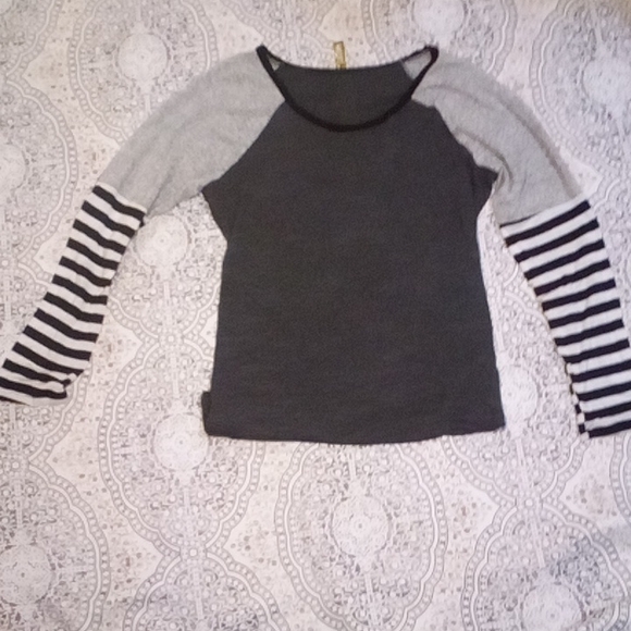 Cute long sleeve top - Picture 3 of 11